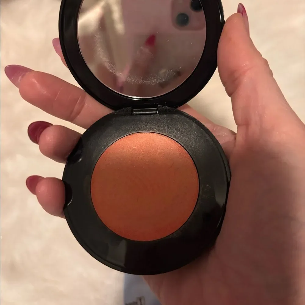 Saie Black Compact with Peach Glow